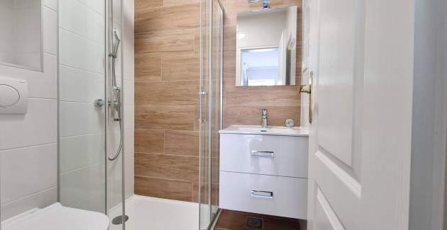 Apartment Lovincic No.3 - with Terrace, 200 m from the Beach