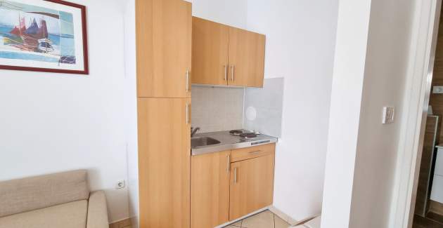 Studio-Apartment Lovincic No.4 – mit Terrasse, 200 m vom Strand entfernt