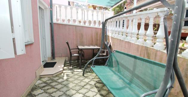 Studio-Apartment Lovincic No.4 – mit Terrasse, 200 m vom Strand entfernt