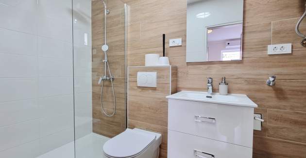 Studio-Apartment Lovincic No.4 – mit Terrasse, 200 m vom Strand entfernt