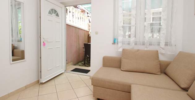 Studio-Apartment Lovincic No.4 – mit Terrasse, 200 m vom Strand entfernt