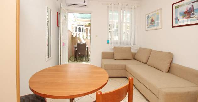Studio-Apartment Lovincic No.4 – mit Terrasse, 200 m vom Strand entfernt
