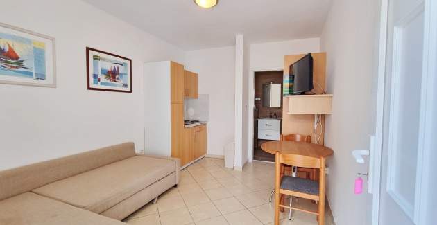 Studio-Apartment Lovincic No.4 – mit Terrasse, 200 m vom Strand entfernt