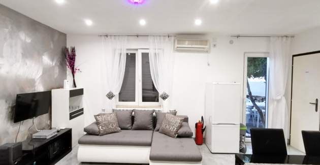 Apartment Lana priz - near the Center and the Beach