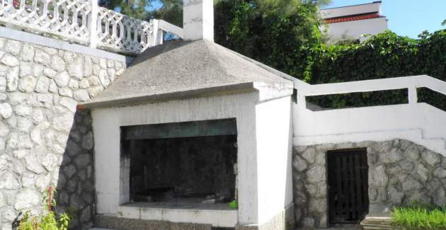 Apartment Starcevic-Filipovic with a Backyard and BBQ, 150 m from the Beach