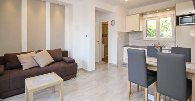 Charming Apartment Sunshine No.4 - with balcony, 300 m from the Beach