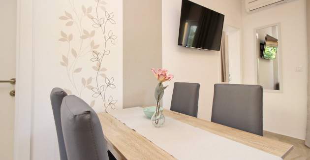 Charming Apartment Sunshine No.4 - with balcony, 300 m from the Beach