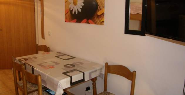 Studio Vranic - with Balcony, 450m from the Beach