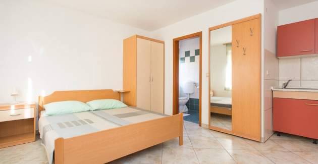 Studio Zic br. 1 - bez balkona, 350 m od plaže