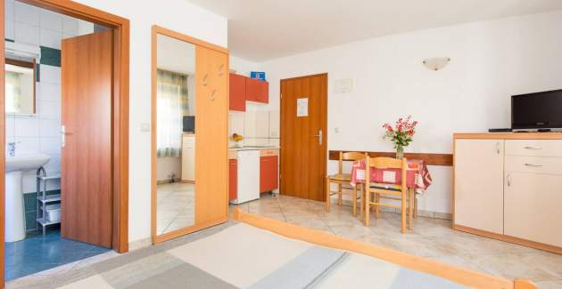 Studio Zic br. 1 - bez balkona, 350 m od plaže