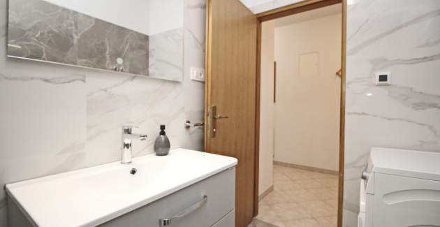 Apartment Lucijana Nr. 1 – mit Balkon, 150 m vom Strand entfernt