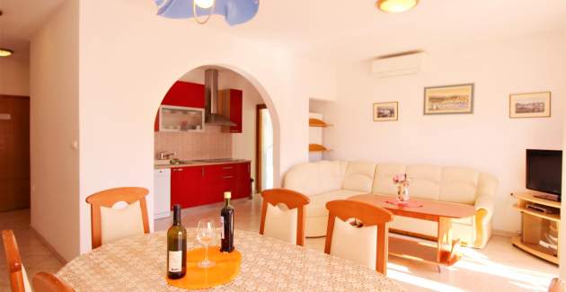 Apartment Lucijana Nr. 1 – mit Balkon, 150 m vom Strand entfernt