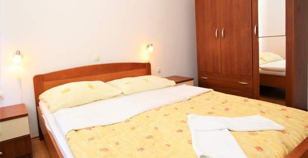 Apartment Lucijana Nr. 1 – mit Balkon, 150 m vom Strand entfernt