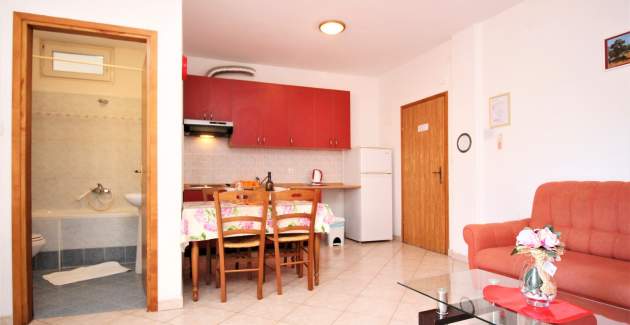 Apartment Lucijana Nr. 2 – mit Balkon, 150 m vom Strand entfernt