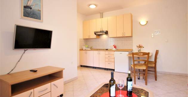 Apartment Lucijana Nr. 3 – mit Balkon, 150 m vom Strand entfernt