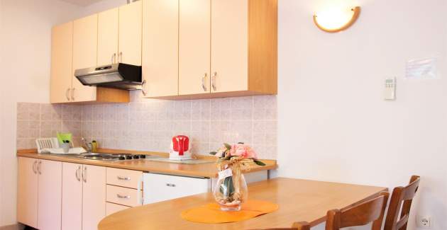 Apartment Lucijana Nr. 3 – mit Balkon, 150 m vom Strand entfernt