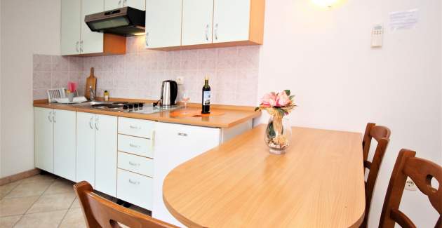 Apartment Lucijana Nr. 6 – mit Balkon, 150 m vom Strand entfernt