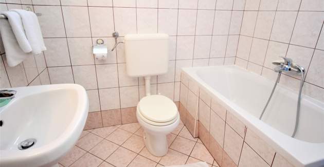 Apartment Lucijana Nr. 6 – mit Balkon, 150 m vom Strand entfernt