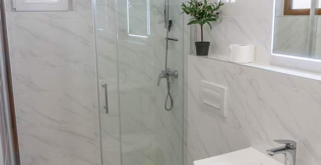 Apartman Petrica br. 3 - s balkonom, smješten u mirnom selu Jurandvor u blizini Baške