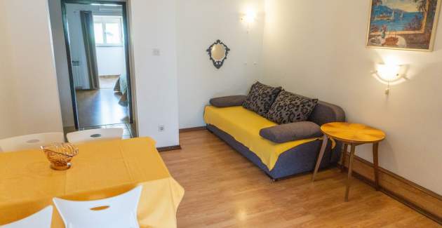 Apartman Petrica br. 3 - s balkonom, smješten u mirnom selu Jurandvor u blizini Baške