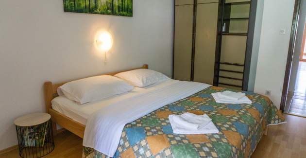 Apartman Petrica br. 3 - s balkonom, smješten u mirnom selu Jurandvor u blizini Baške