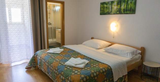 Apartman Petrica br. 3 - s balkonom, smješten u mirnom selu Jurandvor u blizini Baške