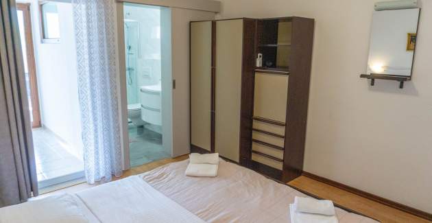 Apartman Petrica br. 3 - s balkonom, smješten u mirnom selu Jurandvor u blizini Baške