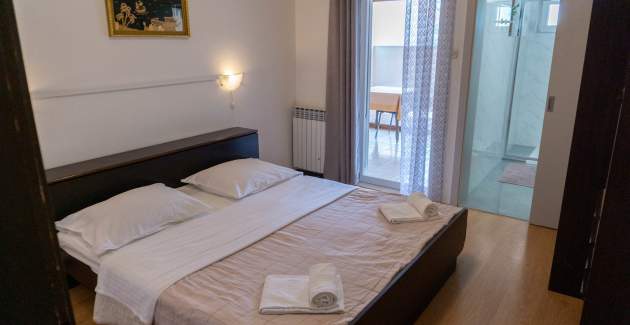 Apartman Petrica br. 3 - s balkonom, smješten u mirnom selu Jurandvor u blizini Baške