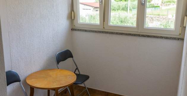 Apartman Petrica br. 3 - s balkonom, smješten u mirnom selu Jurandvor u blizini Baške