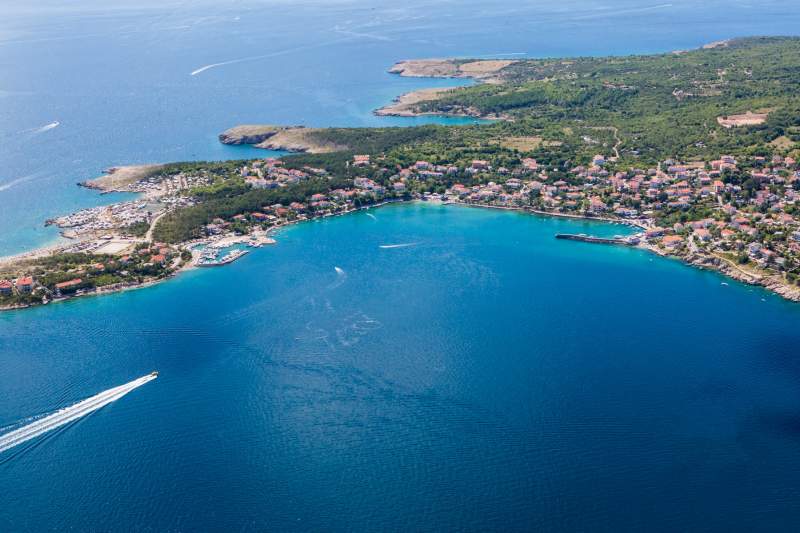 Kako mogu rezervirati vilu ili apartman za odmor na vašoj web stranici i koje su opcije plaćanja?